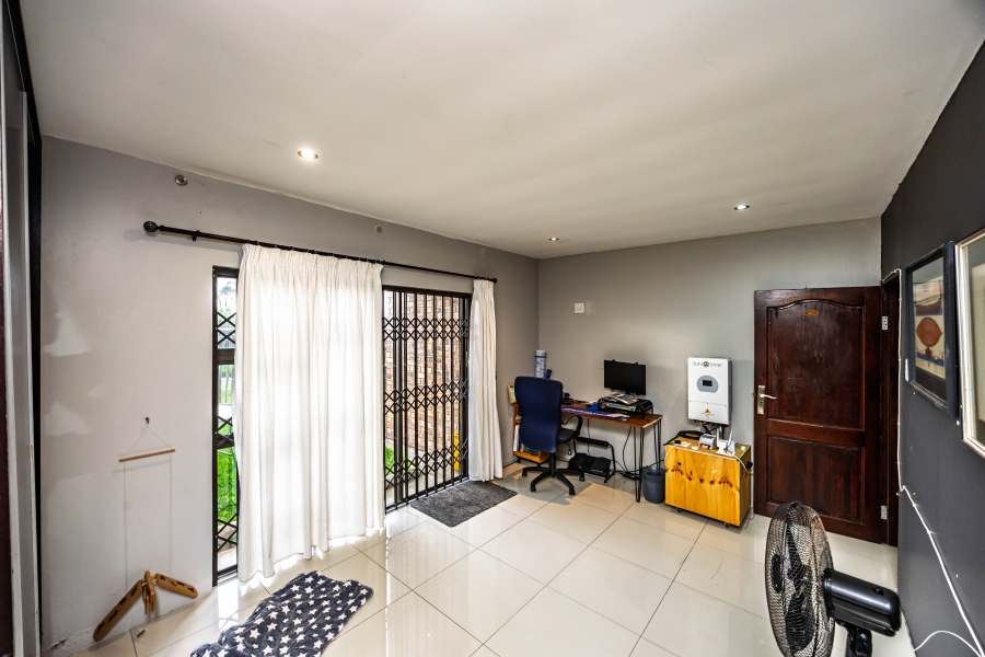 To Let 5 Bedroom Property for Rent in Cove Rock Eastern Cape